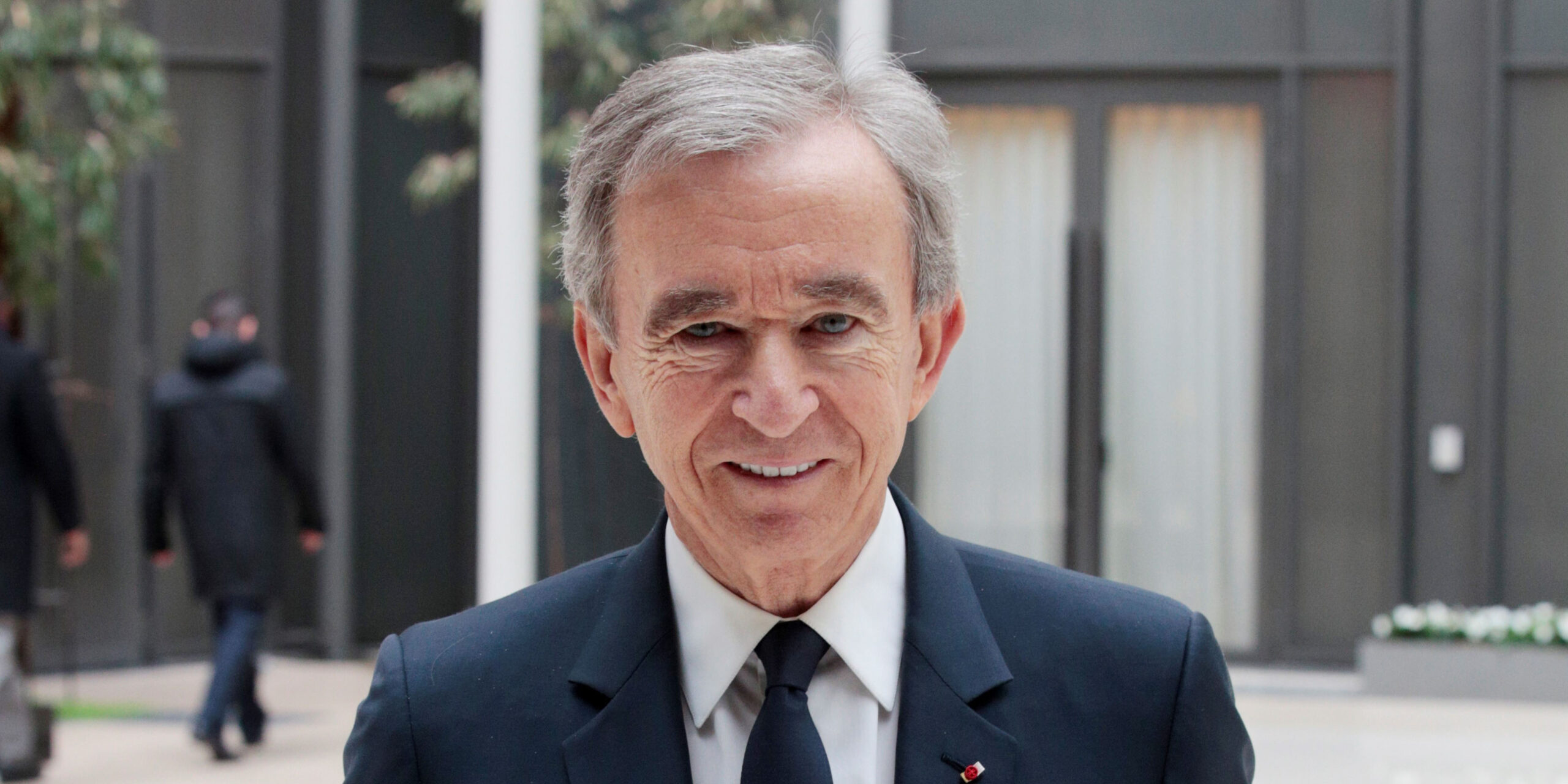 Pourquoi Bernard Arnault vend des grenades et ouvre un restaurant 